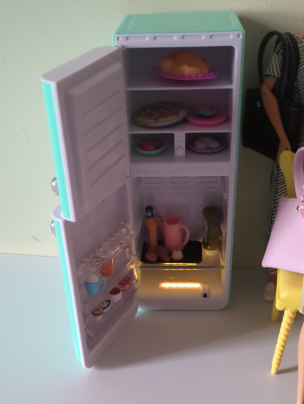 lot of 4 Articulated Barbies dolls and Mini Fridge Accessory - Picture 4 of 16